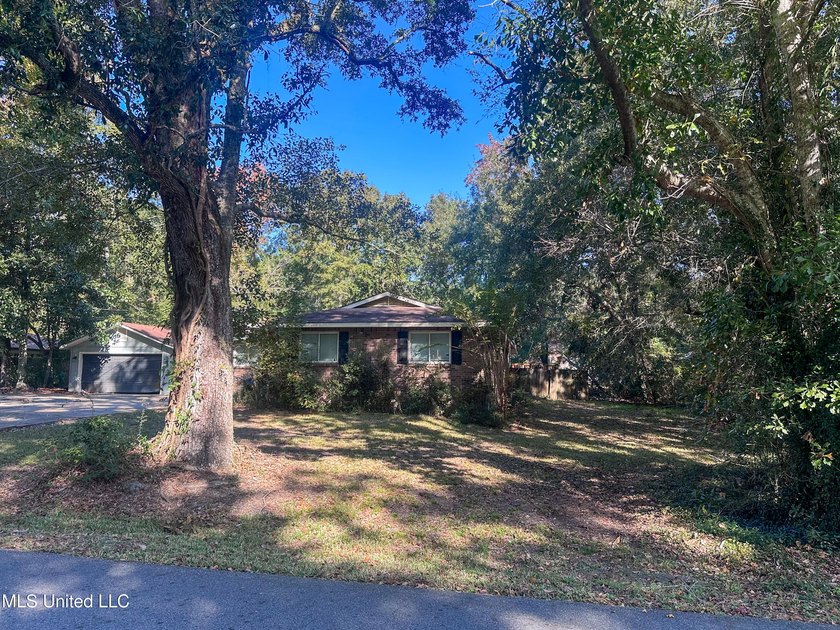 Excellent opportunity for buyers with vision! This property will - photo 2