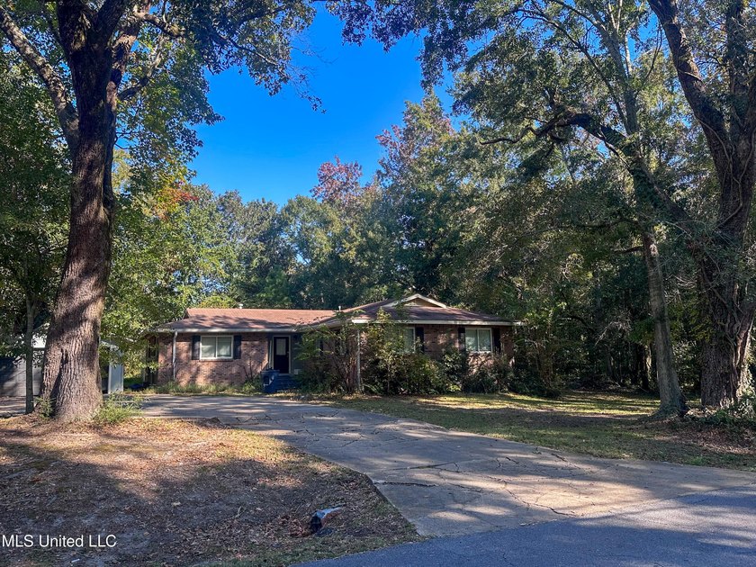 Excellent opportunity for buyers with vision! This property will - photo 3