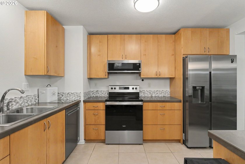 Hard-to-find single-level condo living in one of Lake Oswego's - photo 6