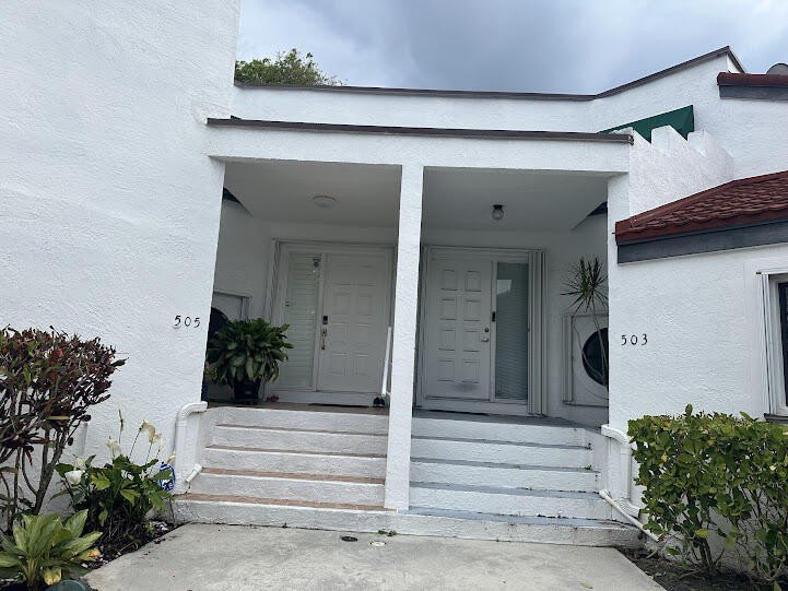 Beautiful 2-bedroom, 2.5-bath townhouse featuring a kitchen with - photo 2