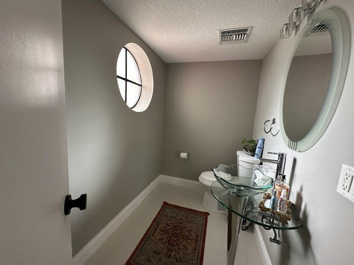 Beautiful 2-bedroom, 2.5-bath townhouse featuring a kitchen with - photo 8