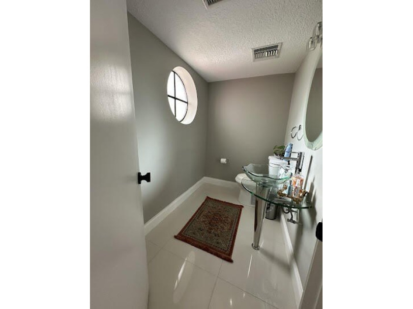 Beautiful 2-bedroom, 2.5-bath townhouse featuring a kitchen with - photo 9