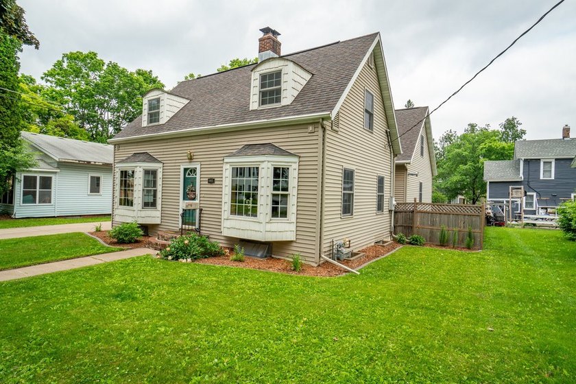 Charming 3-Bedroom, 2.5-Bath Home in Menomonie with Stylish - photo 27