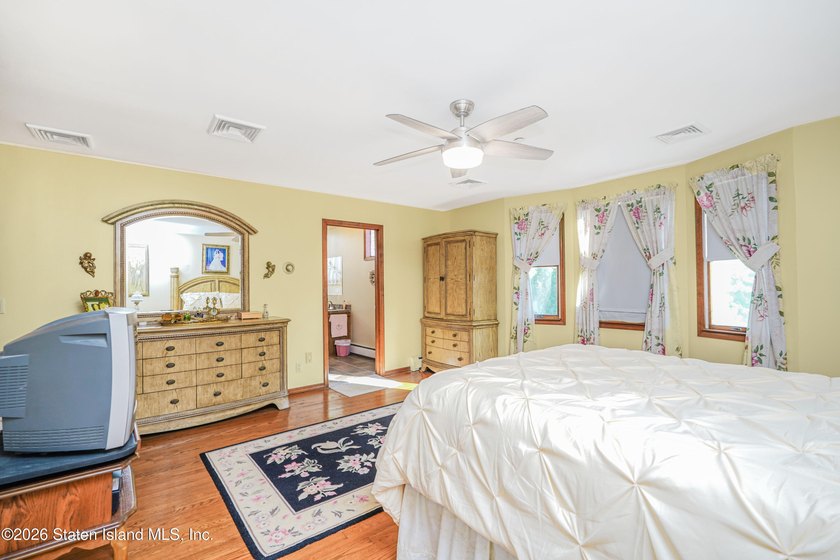 24 Ross Lane - Eltingville, Staten Island Step back in time and - photo 37