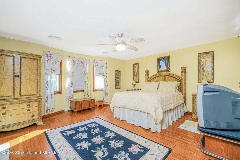 24 Ross Lane - Eltingville, Staten Island Step back in time and - photo 38