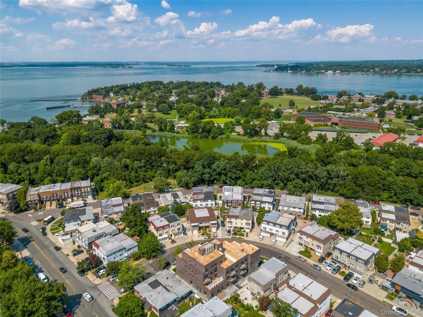 Modern 2-Bedroom, 2-Bath Condominium in Bay Terrace Welcome to - photo 2
