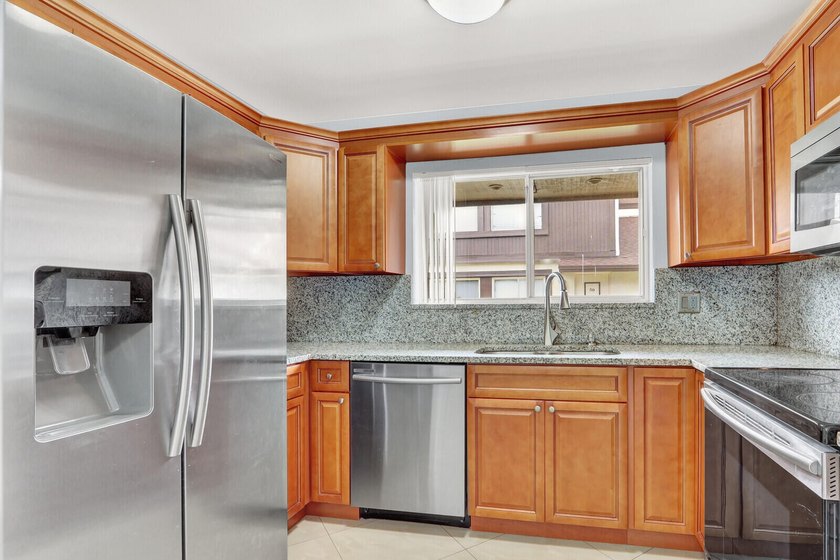 Welcome to this thoughtfully designed home in West Palm Beach - photo 2