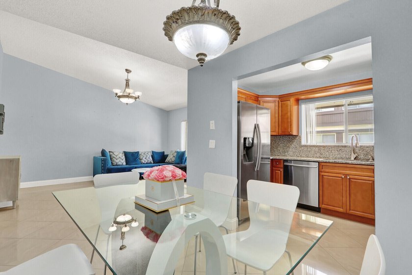 Welcome to this thoughtfully designed home in West Palm Beach - photo 6