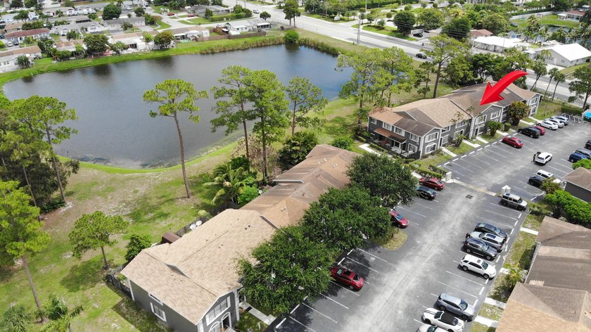 This charming lakefront 3-bedroom, 2.5-bath townhouse is ready - photo 2