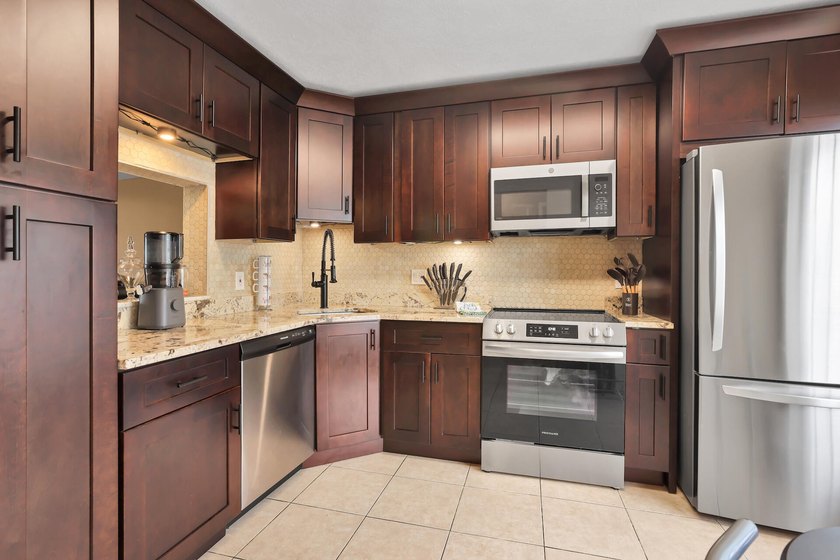 This charming lakefront 3-bedroom, 2.5-bath townhouse is ready - photo 4