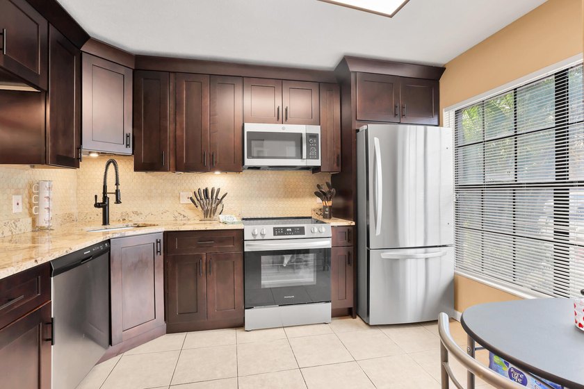 This charming lakefront 3-bedroom, 2.5-bath townhouse is ready - photo 5