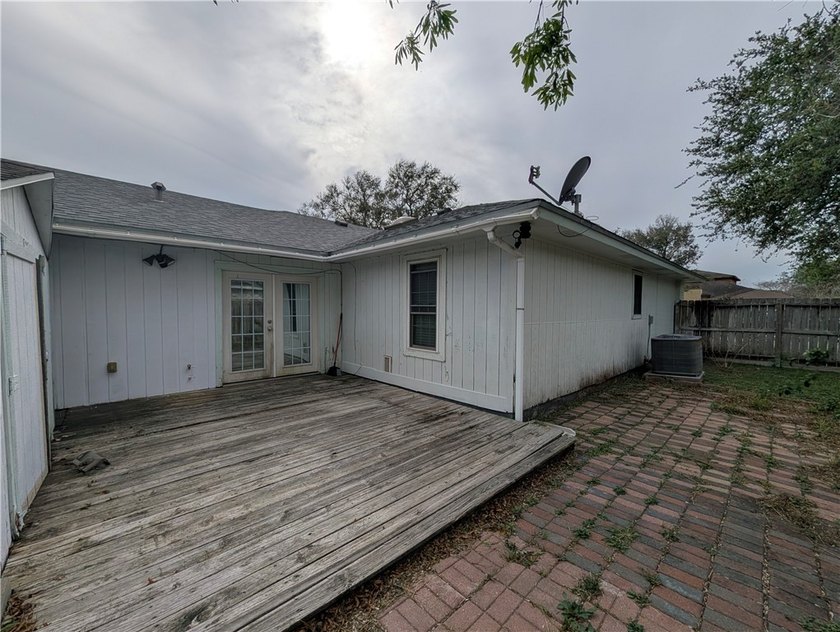 Opportunity awaits at 6142 Camway in Corpus Christi, Texas. This - photo 14