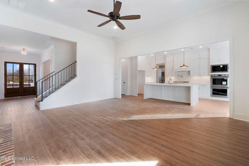 Custom-Built, Luxury NEW Construction on a 3/4 Acre Lot with new - photo 5