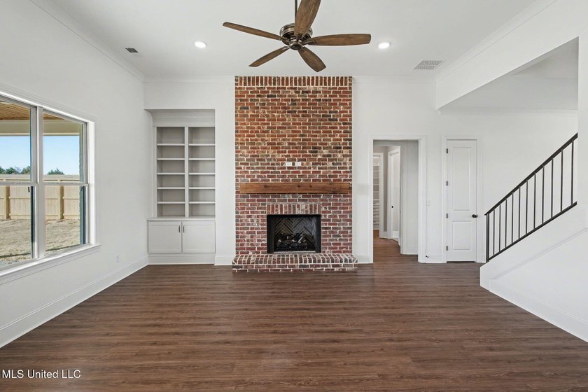 Custom-Built, Luxury NEW Construction on a 3/4 Acre Lot with new - photo 7