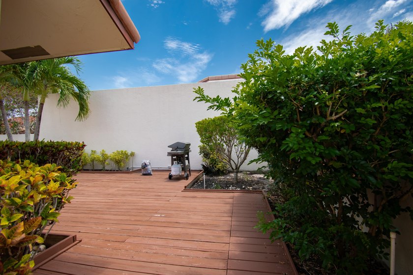 This beautifully updated 3-bedroom, 2-bathroom residence offers - photo 38