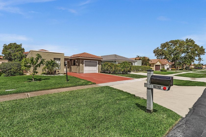 Contemporary. Superb curb appeal with S-Tile roof &amp; long lake - photo 2