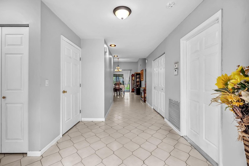 Contemporary. Superb curb appeal with S-Tile roof &amp; long lake - photo 4