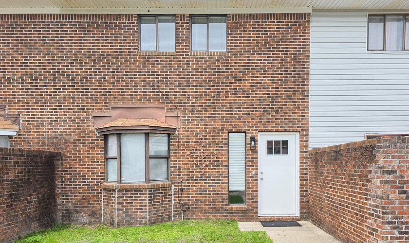 Freshly updated townhome, WITH A BRAND NEW ROOF in 2026. This - photo 19