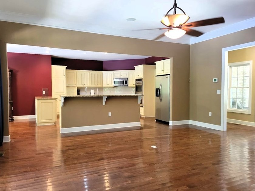 Enjoy waterfront living on Lake Murray. Beautiful home with a - photo 7