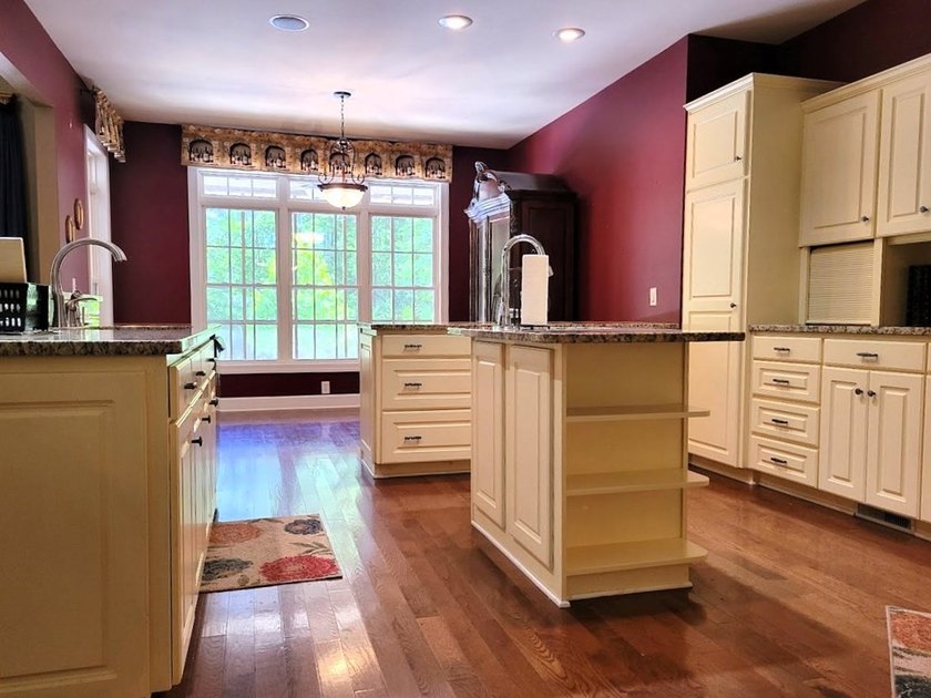 Enjoy waterfront living on Lake Murray. Beautiful home with a - photo 10