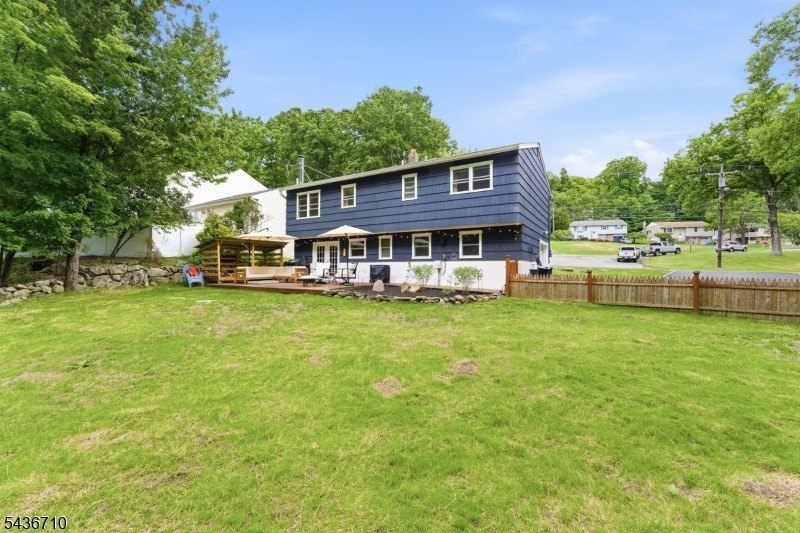 Truly turnkey bilevel in desirable Hopatcong! This beautifully - photo 4