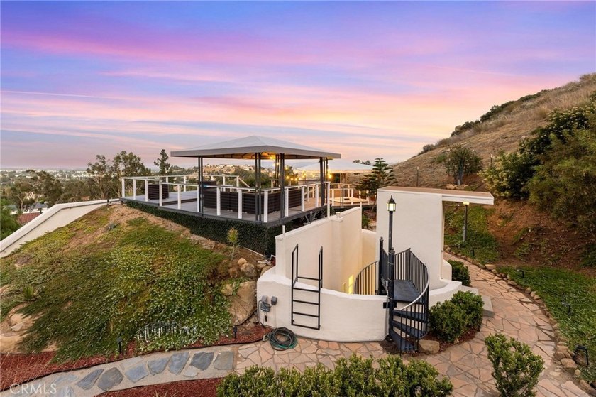 Spectacular Hillside Retreat in Roy Rogers Estates with - photo 8