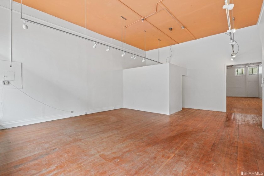 Introducing a fantastic mixed-use property in the heart of San - photo 11
