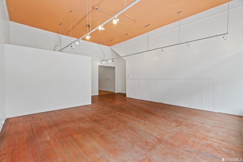 Introducing a fantastic mixed-use property in the heart of San - photo 12