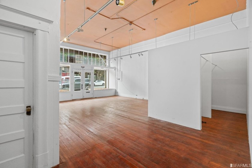 Introducing a fantastic mixed-use property in the heart of San - photo 13