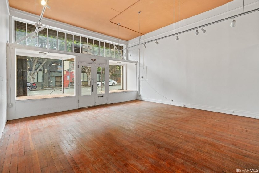 Introducing a fantastic mixed-use property in the heart of San - photo 14