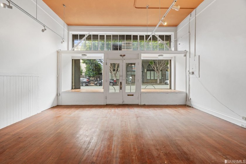 Introducing a fantastic mixed-use property in the heart of San - photo 16