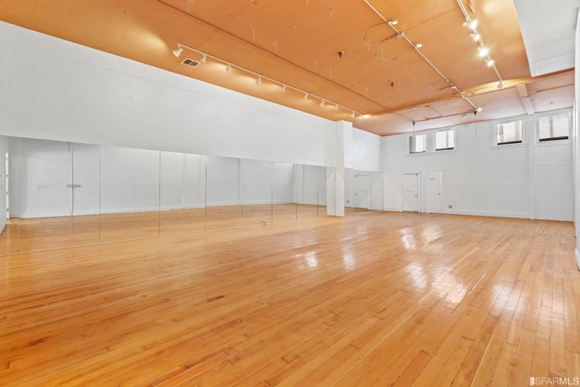 Introducing a fantastic mixed-use property in the heart of San - photo 18