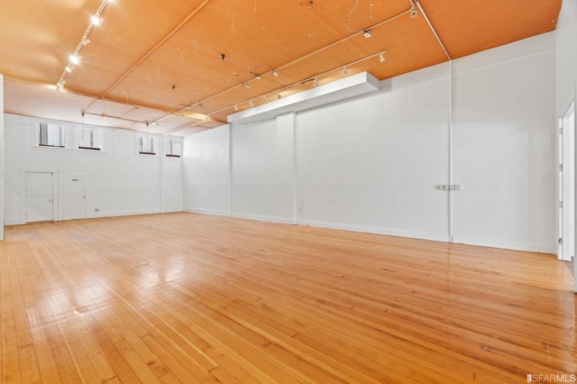 Introducing a fantastic mixed-use property in the heart of San - photo 19