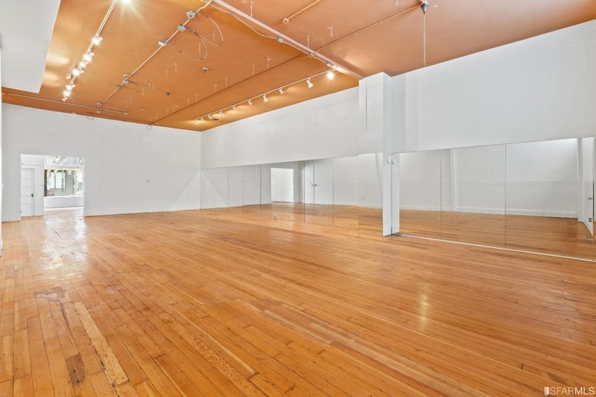 Introducing a fantastic mixed-use property in the heart of San - photo 21