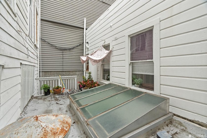 Introducing a fantastic mixed-use property in the heart of San - photo 25