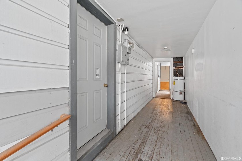 Introducing a fantastic mixed-use property in the heart of San - photo 28