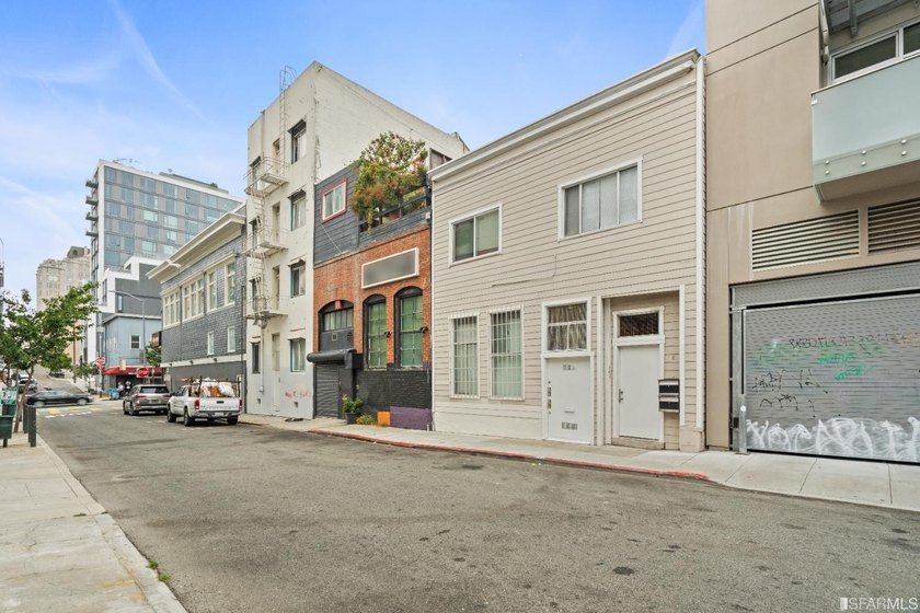 Introducing a fantastic mixed-use property in the heart of San - photo 32