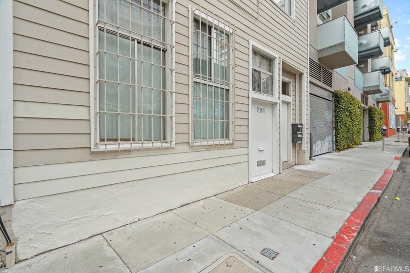Introducing a fantastic mixed-use property in the heart of San - photo 34