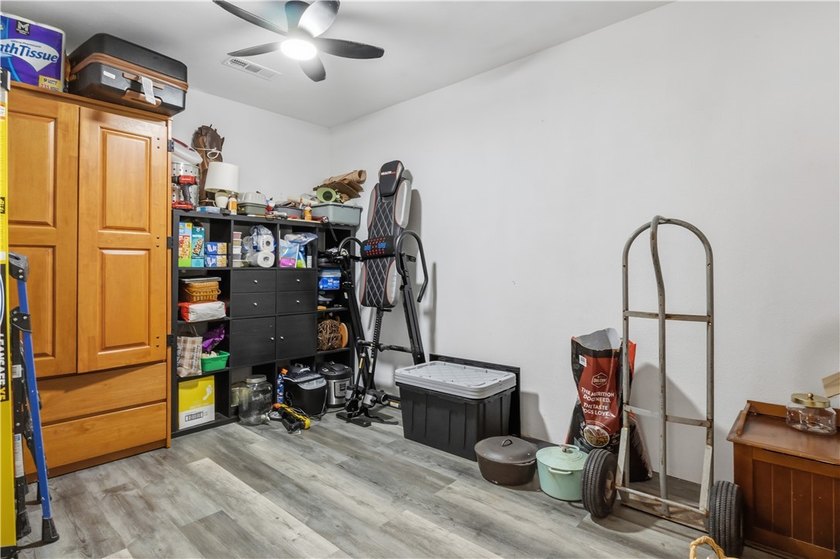 Move-in-ready home in Elkins! This 3-bedroom, 2-bath home - photo 14