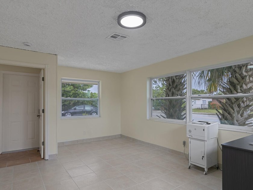 Beautifully renovated 3BR/2BA home on a landscaped corner lot - photo 21