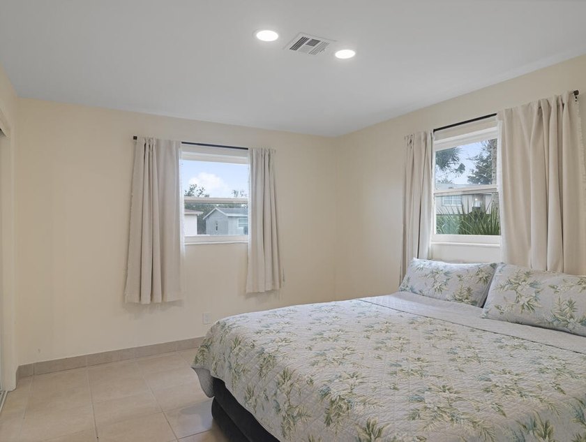 Beautifully renovated 3BR/2BA home on a landscaped corner lot - photo 23