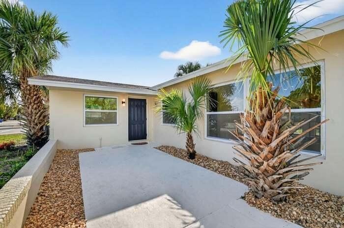 Beautifully renovated 3BR/2BA home on a landscaped corner lot - photo 27