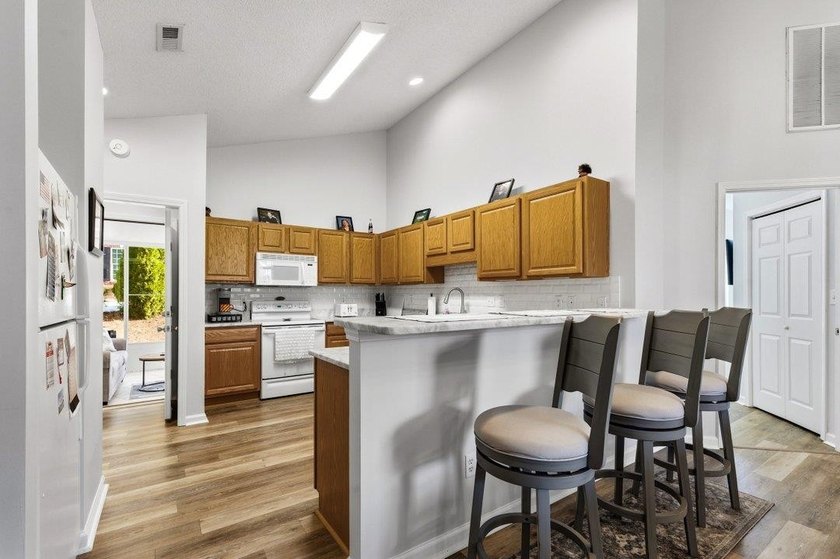 Discover this beautifully updated 3-bedroom, 3-bath - photo 15
