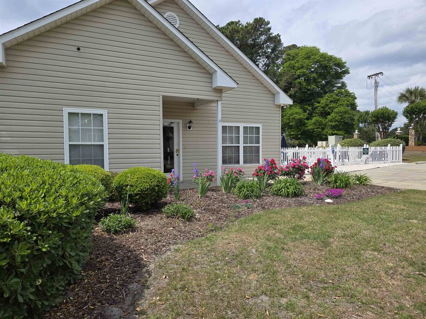 Discover this beautifully updated 3-bedroom, 3-bath - photo 35