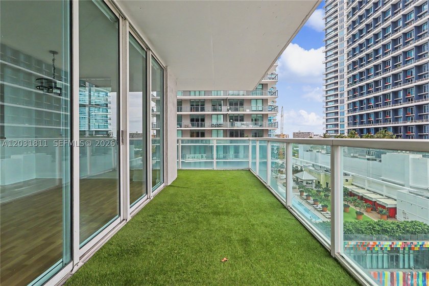 Experience the epitome of urban luxury in this exceptional - photo 4