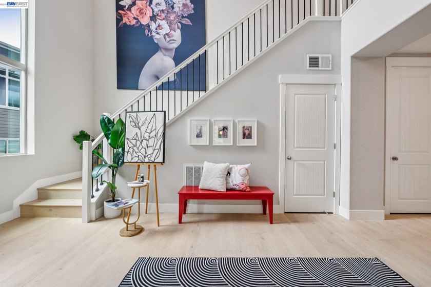 Life on Top of the World: Penthouse Living with Sweeping Bay and - photo 11