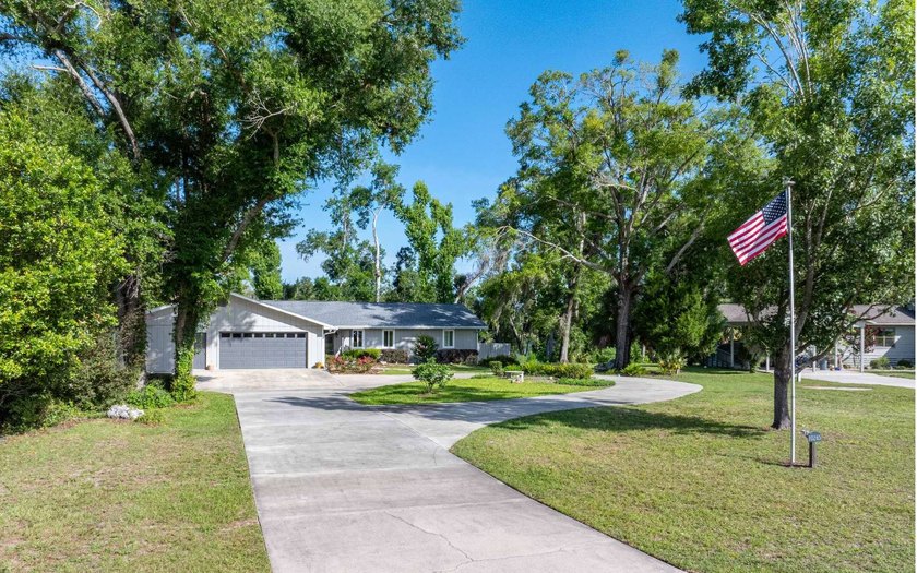 Beautiful 3/2 home in 55+ community on the historic Suwannee - photo 2