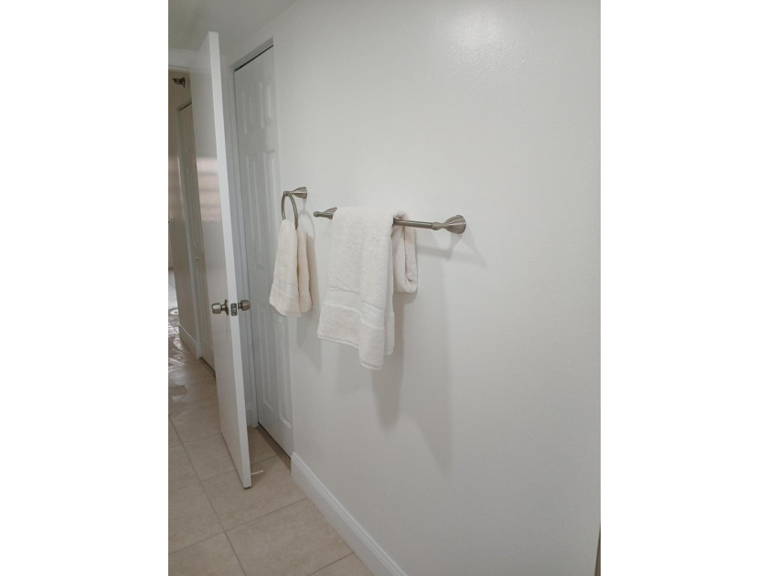 Water and cable included. Beautifully renovated penthouse end - photo 11