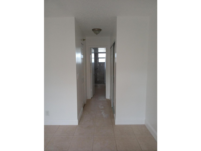 Water and cable included. Beautifully renovated penthouse end - photo 17
