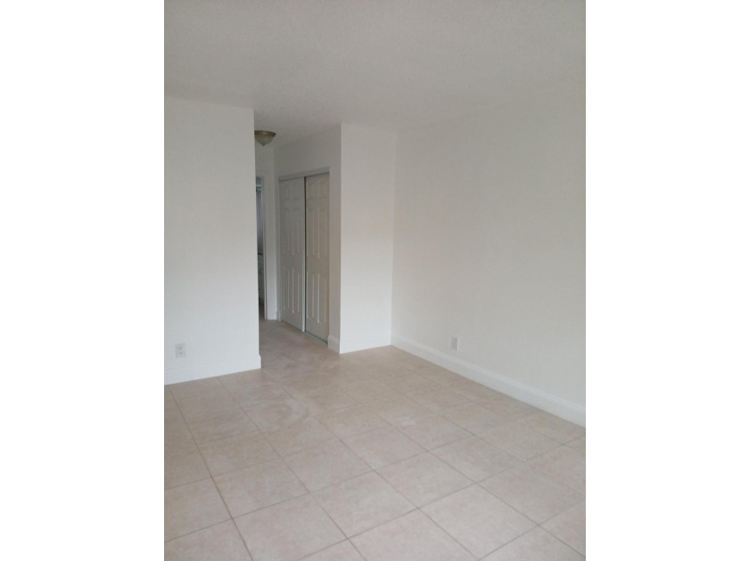 Water and cable included. Beautifully renovated penthouse end - photo 18